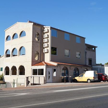 Apartments Mario With Private Parking Makarska Extérieur photo