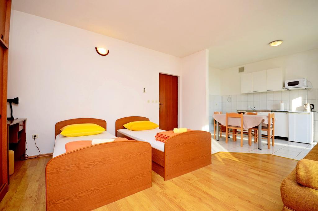 Apartments Mario With Private Parking Makarska Extérieur photo