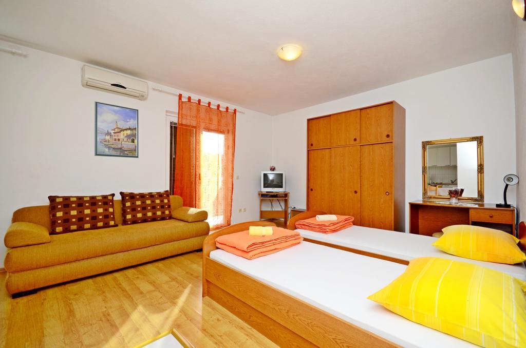 Apartments Mario With Private Parking Makarska Extérieur photo